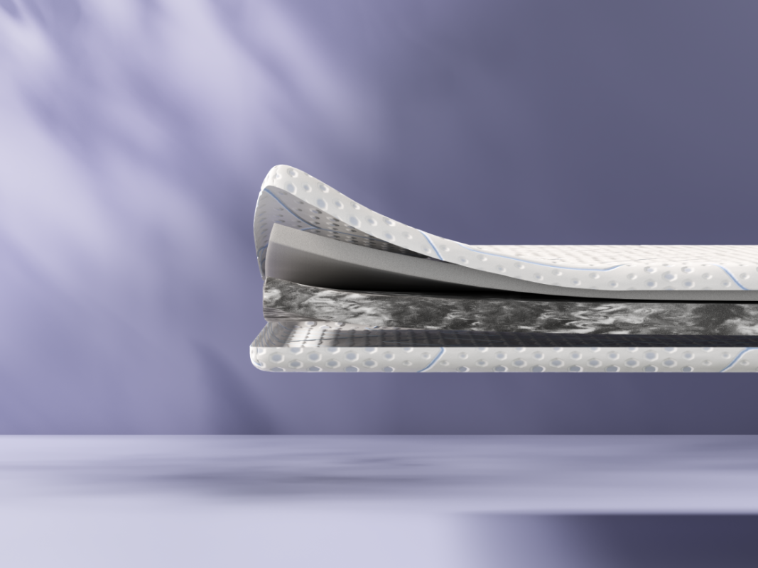 Doorsnede van de Emma Diamond Topper+, met meerdere lagen schuim en textiel in verschillende kleuren en texturen.